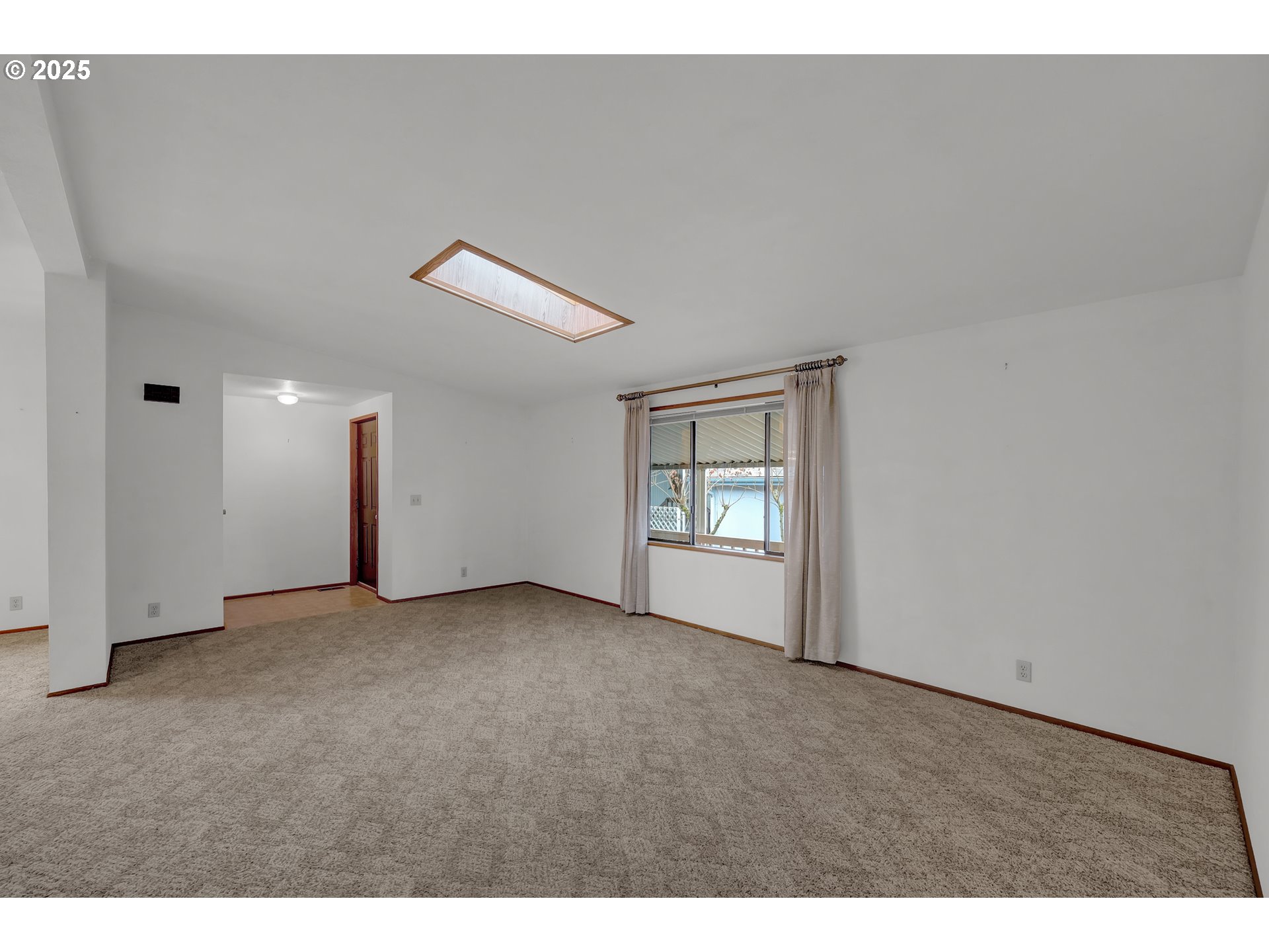 1199 North Terry Street, Unit 366 Eugene, OR 97402 - Photo 9 of 32 a view of an empty room and a window