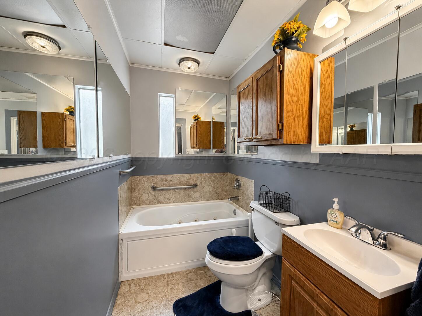 606 South Prospect Street Amarillo, TX 79106 - Photo 13 of 22 a bathroom with a sink a toilet and bathtub