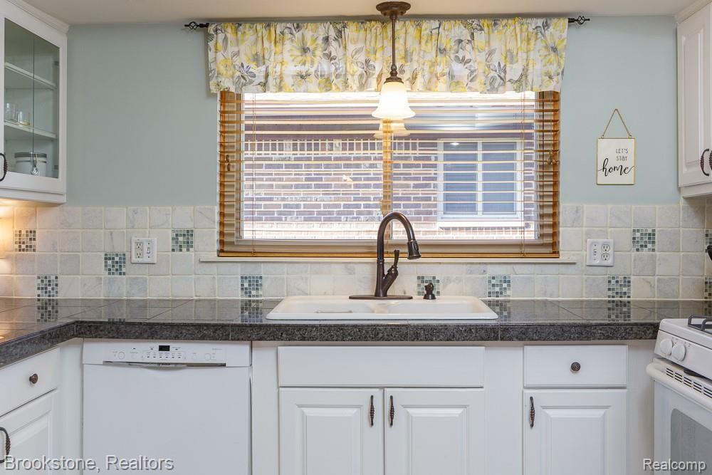 47675 Chrys Road Macomb, MI 48044 - Photo 15 of 38 Chrys_15.JPG
