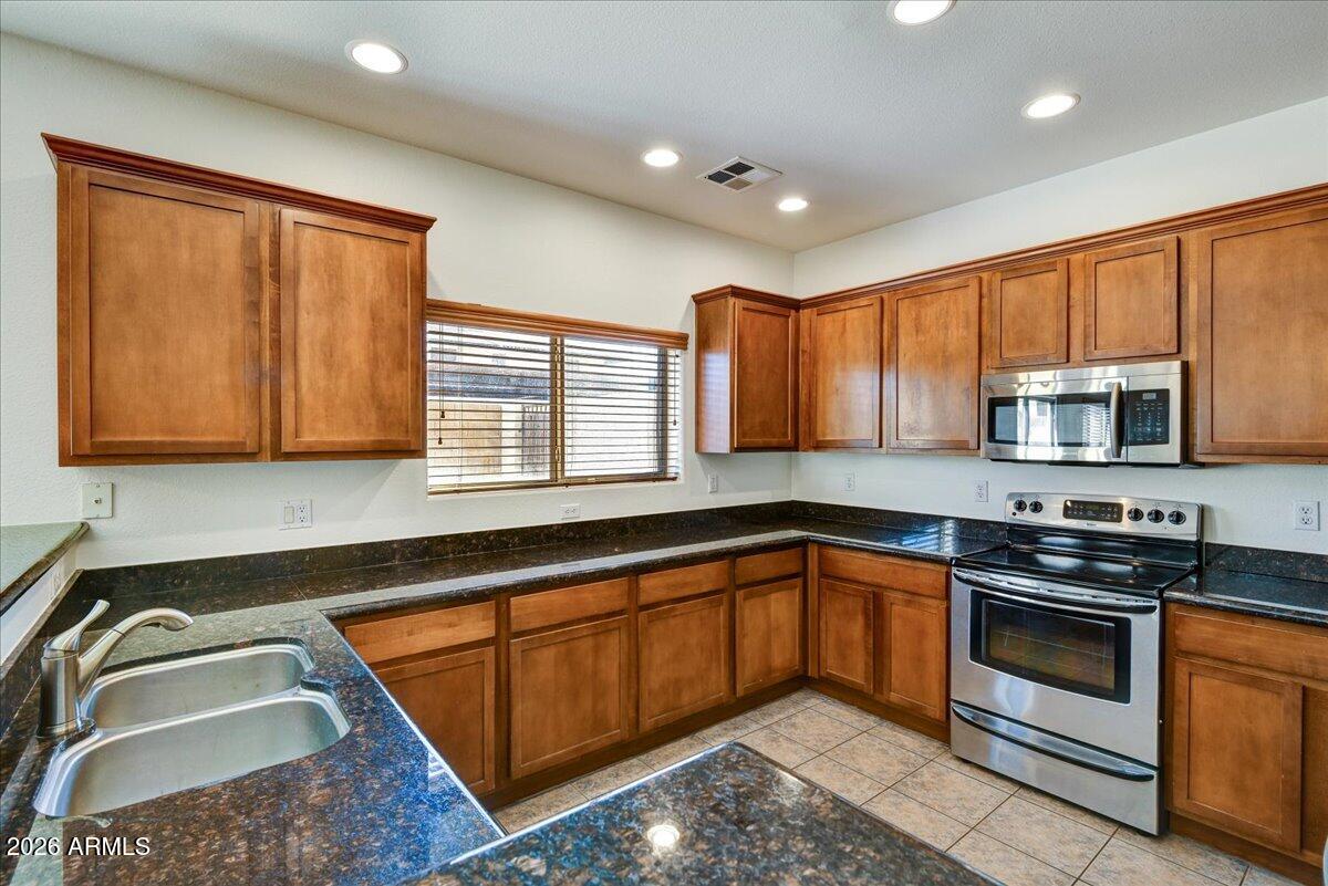2929 North 37th Street, Unit 7 Phoenix, AZ 85018 - Photo 7 of 15 Over-sized kitchen.