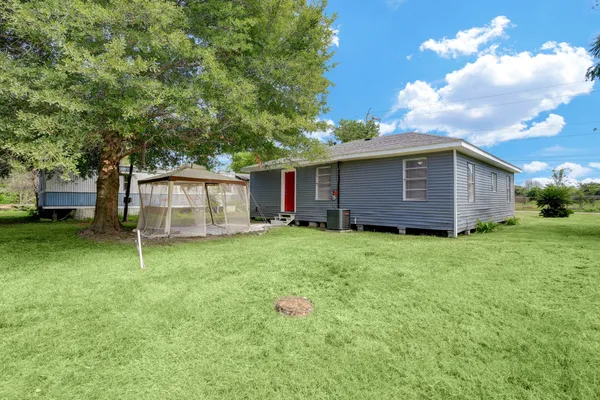 a view of a house with a backyard