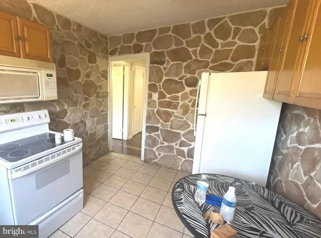 $900 | 6222 Algon Avenue, Unit 1, Philadelphia, PA 19111