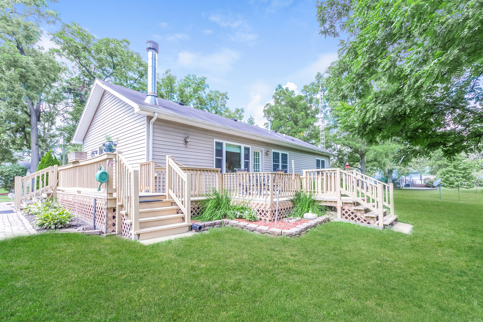 7911 South Sugar Island Road Chebanse, IL 60922 - Photo 2 of 16 a view of a house with backyard and a garden