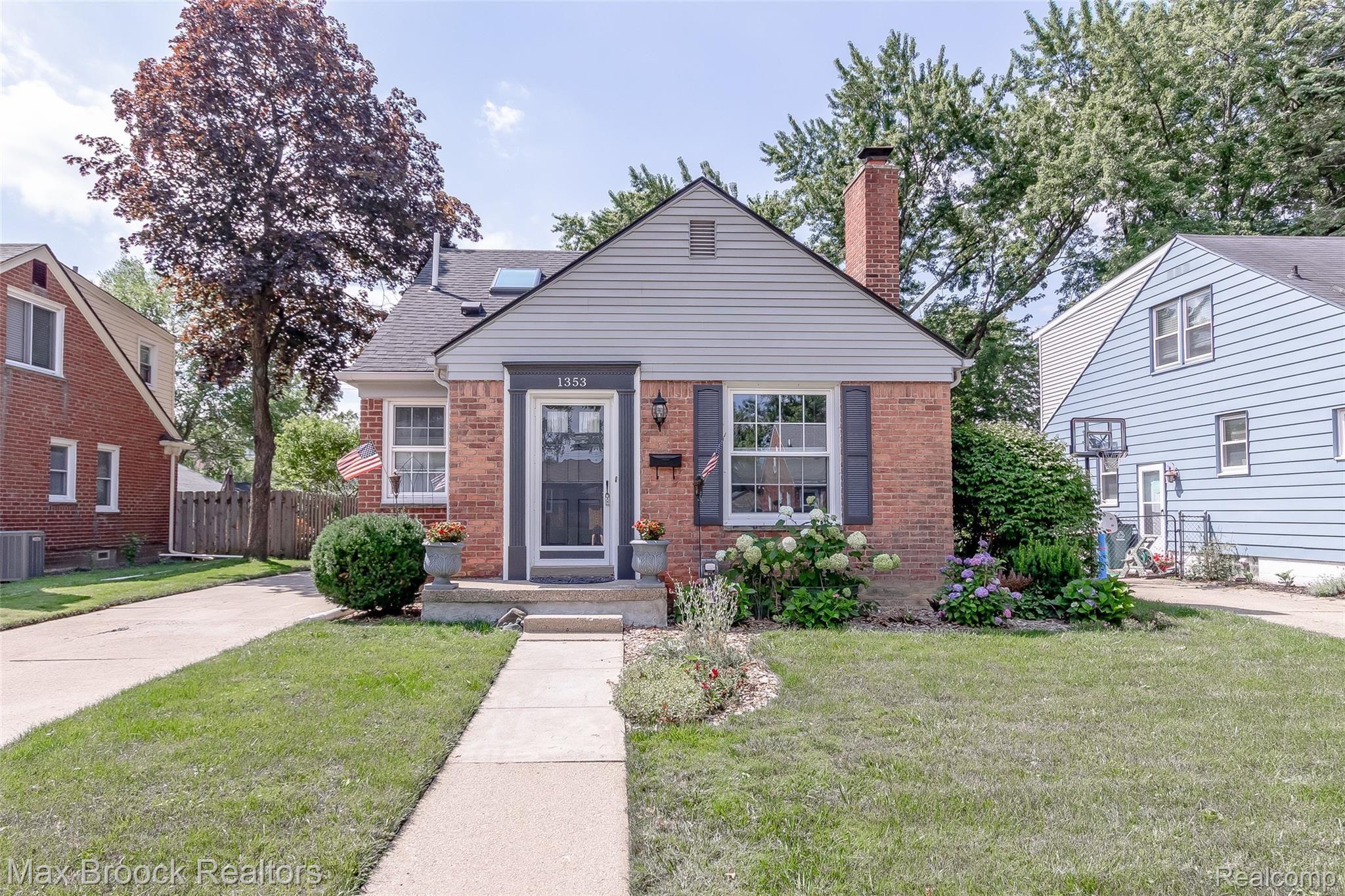 1353 Columbia Road Berkley, MI 48072 - Photo 2 of 29 IMG_1044-HDR.jpg
