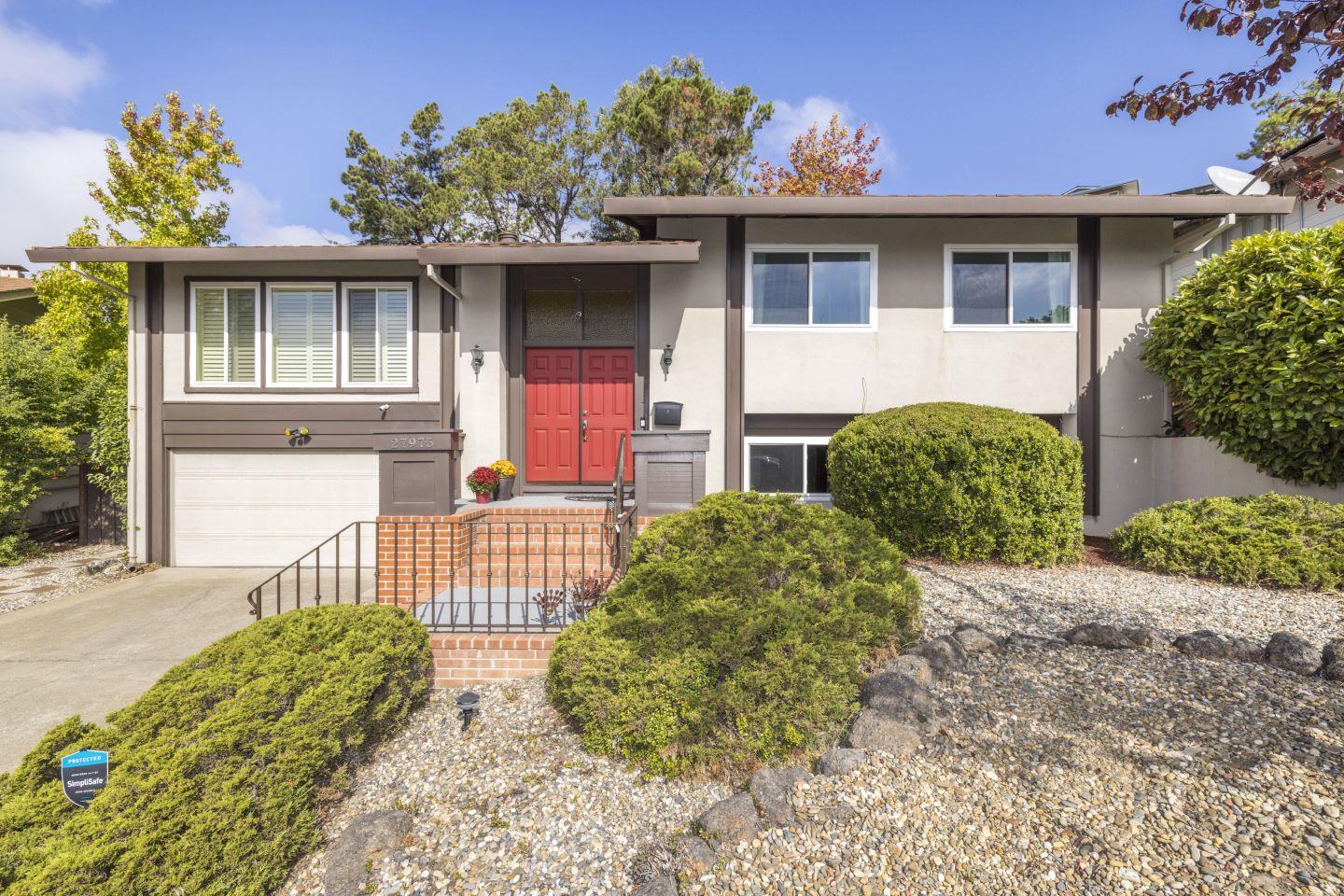 27975 Edgecliff Way Hayward, CA 94542 - Photo 2 of 58 a front view of a house with garden