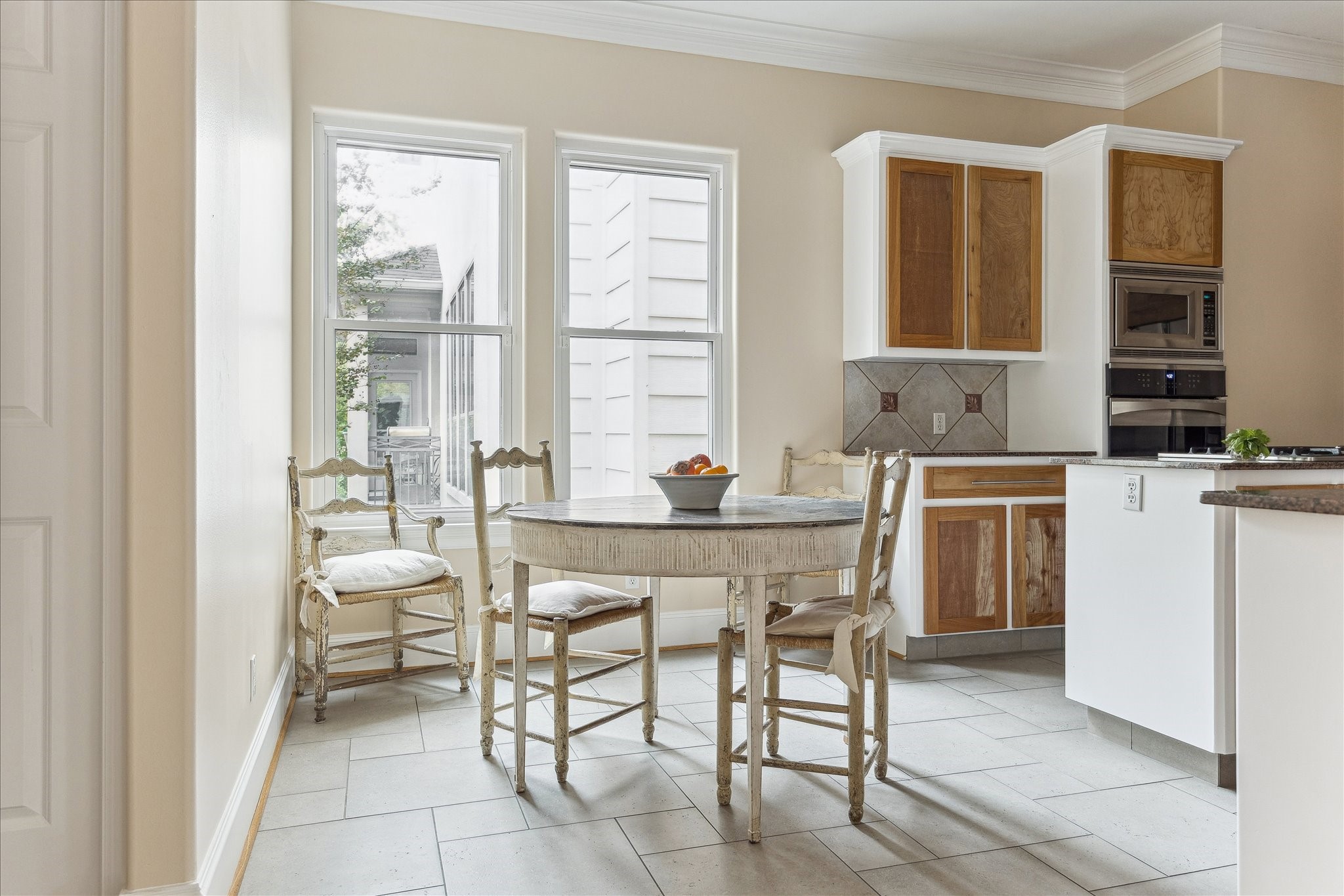 3515 Yupon Street Houston, TX 77006 - Photo 14 of 41 a dining room with furniture and window