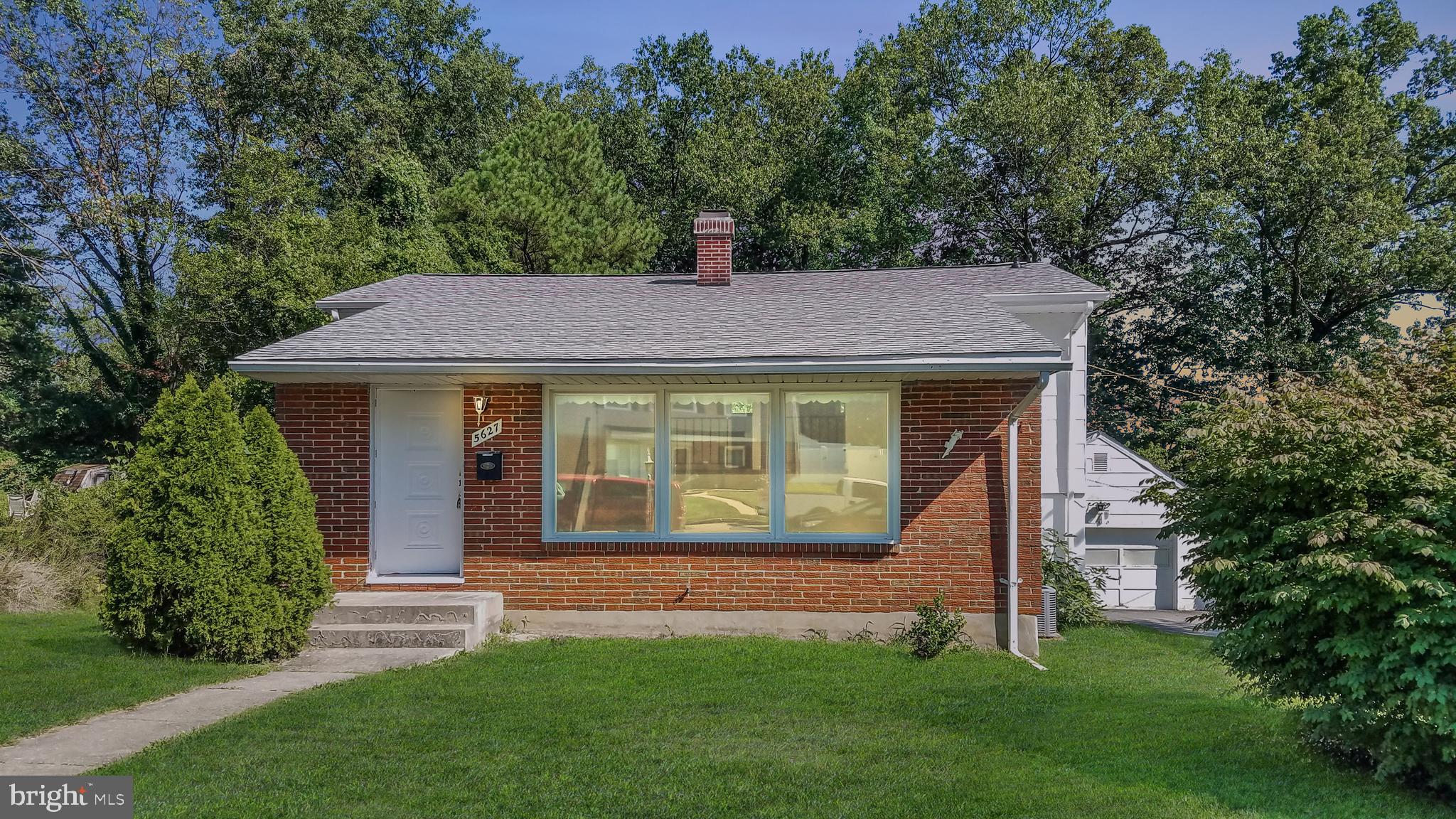 3Bedroom split level w/detached garage -corner lot