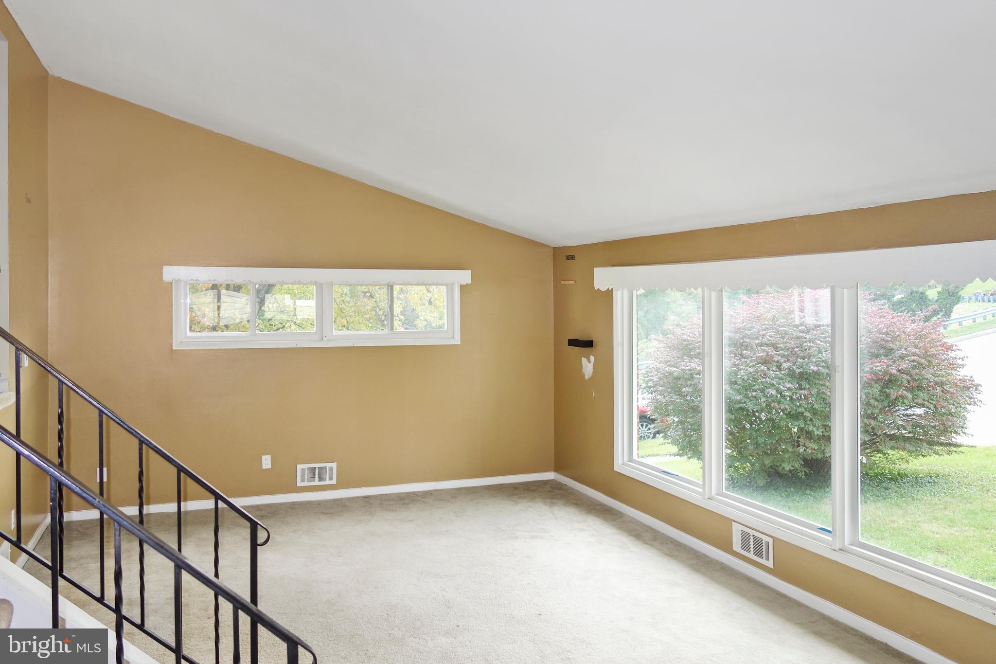 5627 Huntsmoor Road Halethorpe, MD 21227 - Photo 3 of 21 Living room