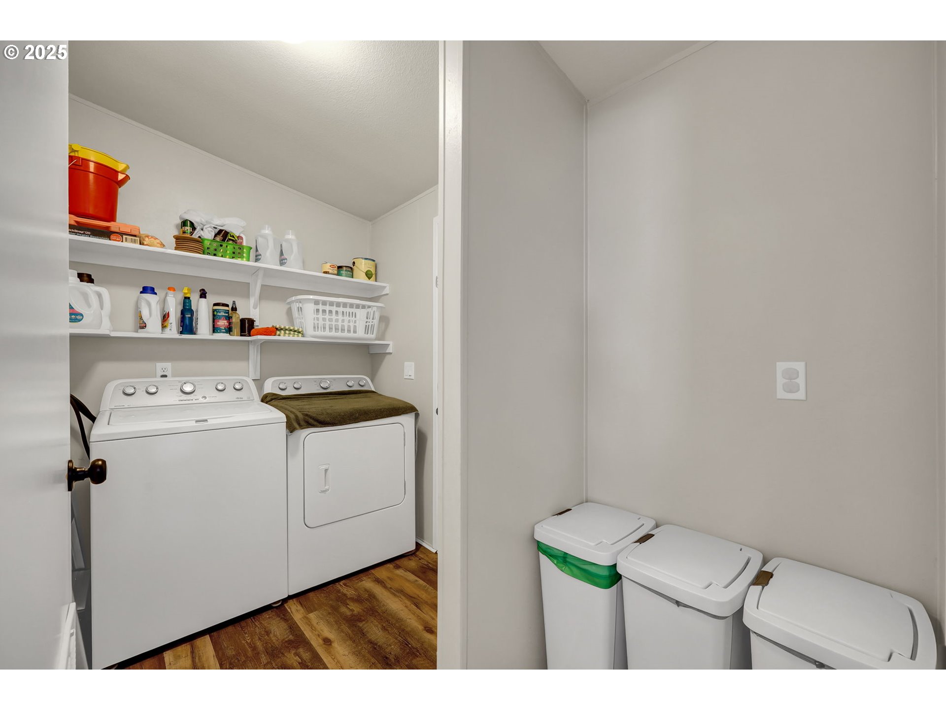 991 Main Street Monroe, OR 97456 - Photo 14 of 48 a utility room with dryer and washer