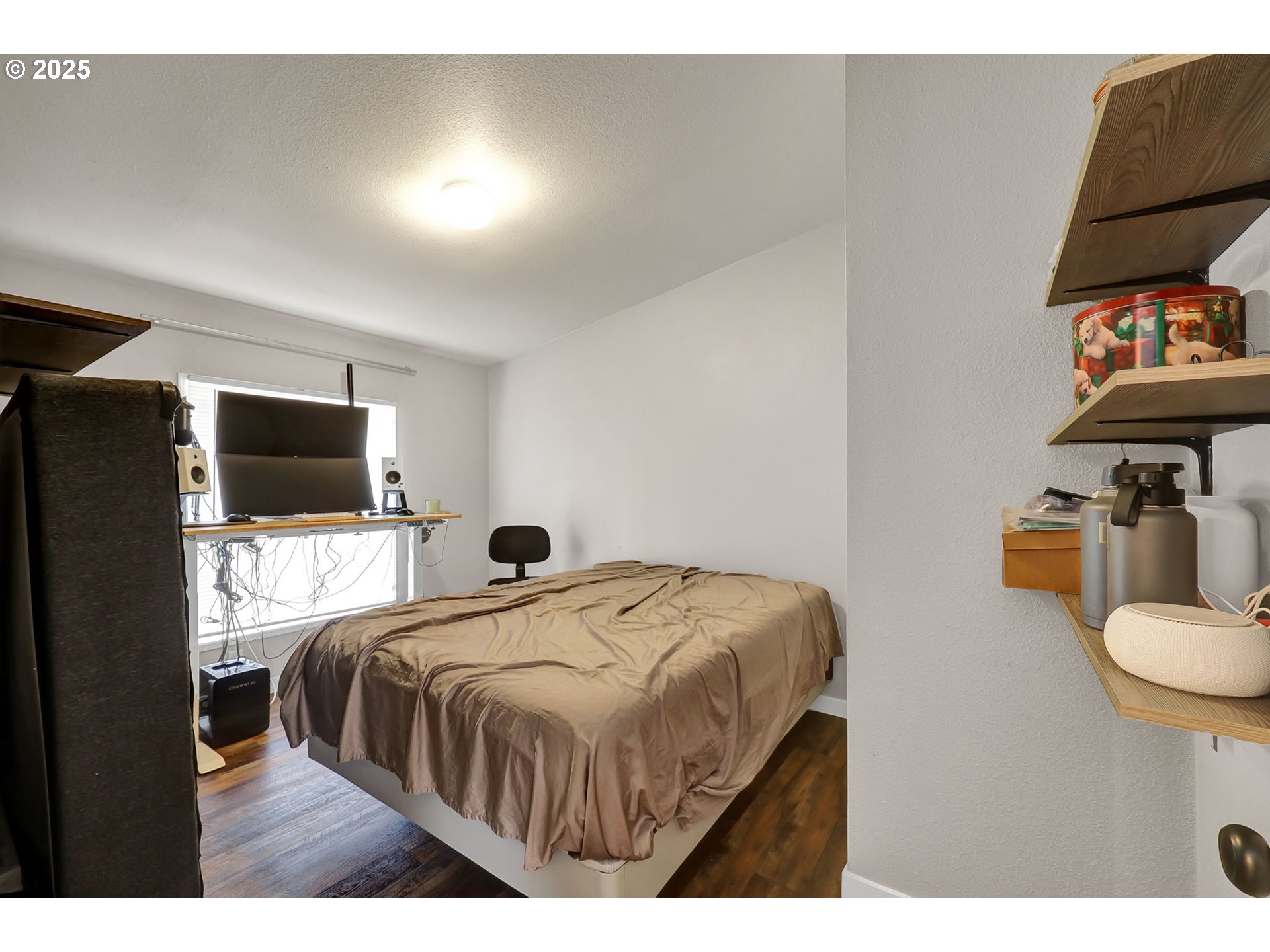 991 Main Street Monroe, OR 97456 - Photo 23 of 48 a bedroom with a bed and a television