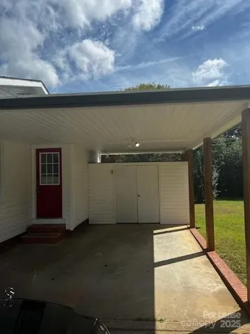 a view of a back yard