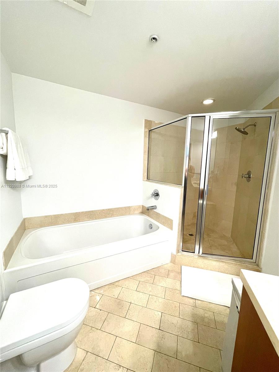 79 Southwest 12th Street, Unit 2407S Miami, FL 33130 - Photo 12 of 35 a bathroom with a tub and toilet