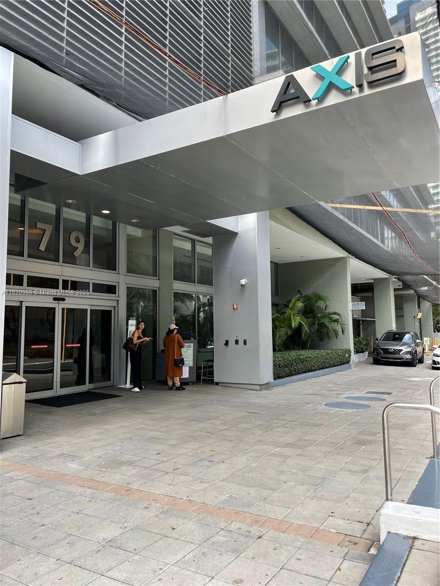 79 Southwest 12th Street, Unit 2407S Miami, FL 33130 - Photo 26 of 35 a view of a car garage