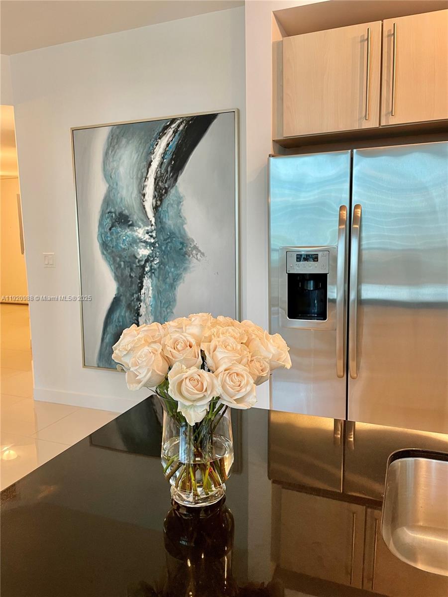 79 Southwest 12th Street, Unit 2407S Miami, FL 33130 - Photo 5 of 35 a kitchen with a table and a stove