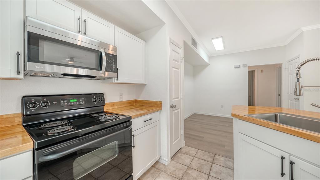 5561 Rosehill Road, Unit 104 Sarasota, FL 34233 - Photo 17 of 53