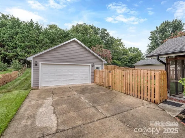 $3,100 | 8715 Parkchester Drive, Charlotte, NC 28277