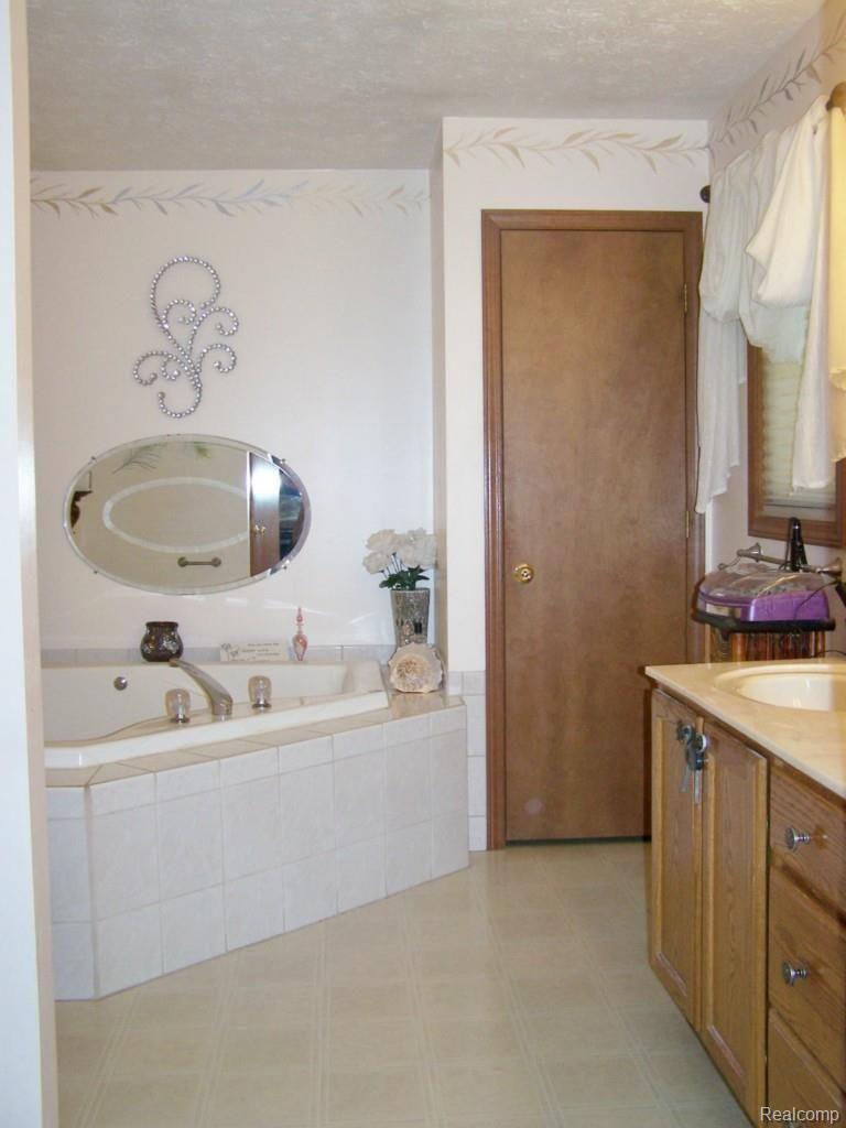 121 Amos Road Howell, MI 48843 - Photo 16 of 41 100_9213.jpg