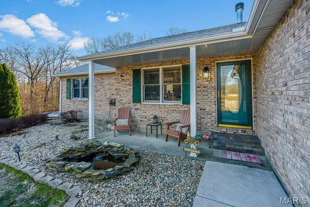 $425,000 | 9056 Renken Road, Staunton, IL 62088