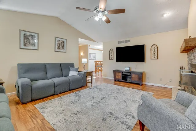 $425,000 | 9056 Renken Road, Staunton, IL 62088