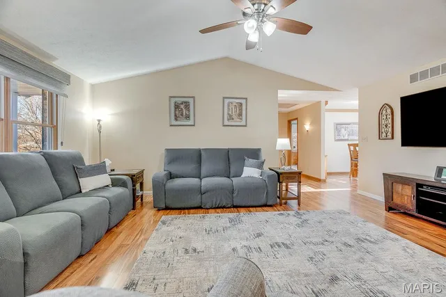 $425,000 | 9056 Renken Road, Staunton, IL 62088