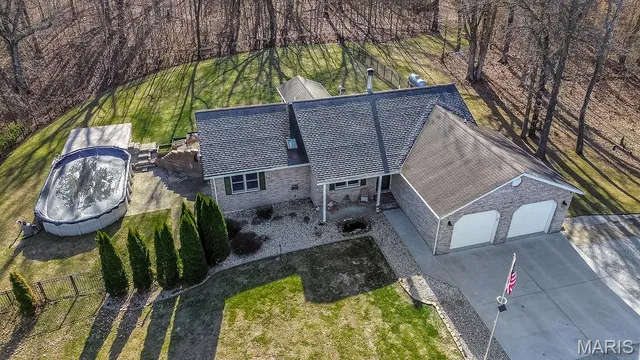 $425,000 | 9056 Renken Road, Staunton, IL 62088