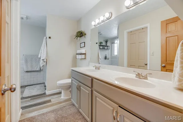 $425,000 | 9056 Renken Road, Staunton, IL 62088