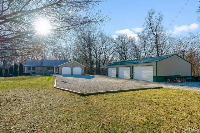 $425,000 | 9056 Renken Road, Staunton, IL 62088