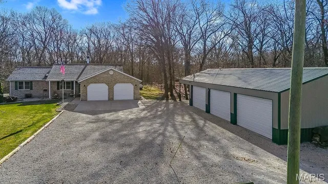 $425,000 | 9056 Renken Road, Staunton, IL 62088