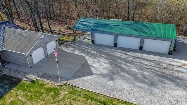 $425,000 | 9056 Renken Road, Staunton, IL 62088