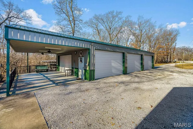 $425,000 | 9056 Renken Road, Staunton, IL 62088