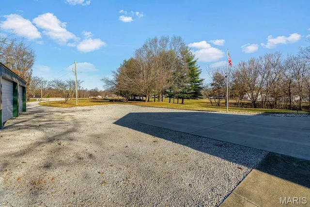 $425,000 | 9056 Renken Road, Staunton, IL 62088