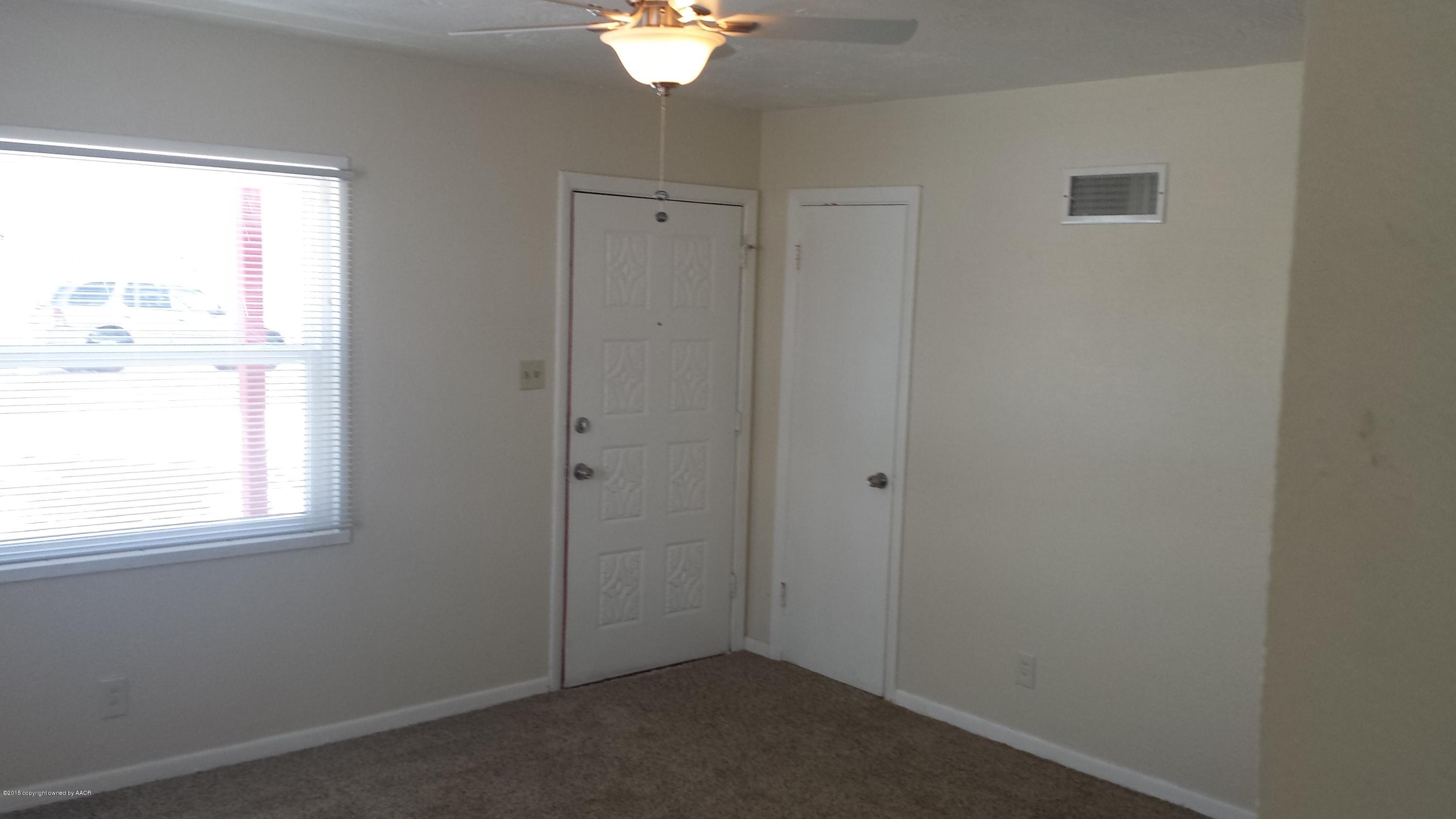 4404 South Hughes Street Amarillo, TX 79110 - Photo 2 of 15 Living Room