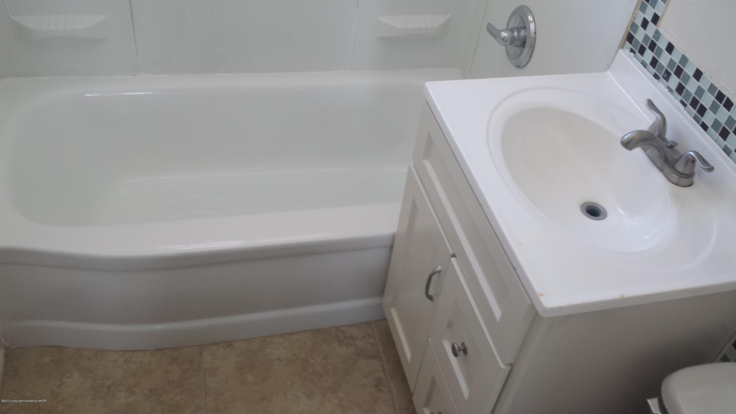 4404 South Hughes Street Amarillo, TX 79110 - Photo 11 of 15 Bathroom # 2