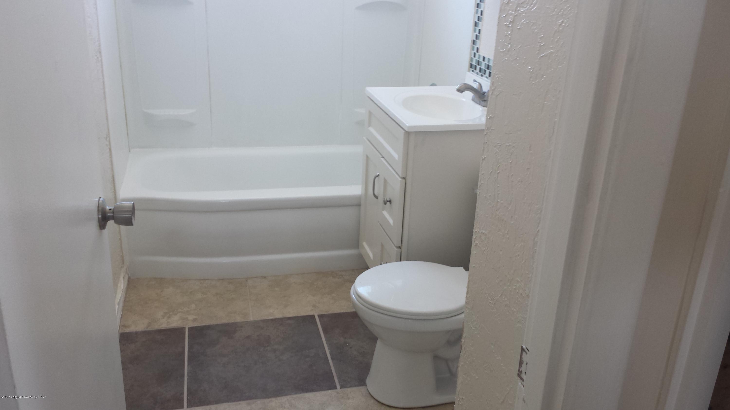 4404 South Hughes Street Amarillo, TX 79110 - Photo 12 of 15 Bathroom # 3