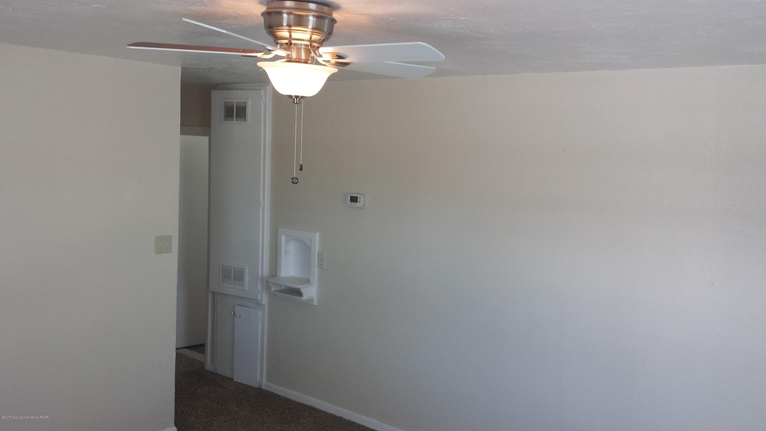 4404 South Hughes Street Amarillo, TX 79110 - Photo 3 of 15 Living Room 2