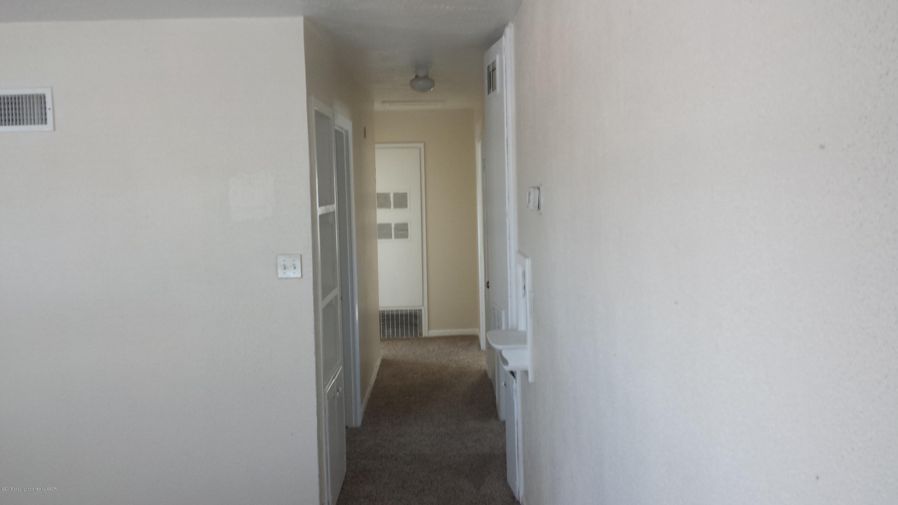 4404 South Hughes Street Amarillo, TX 79110 - Photo 4 of 15 Hallway