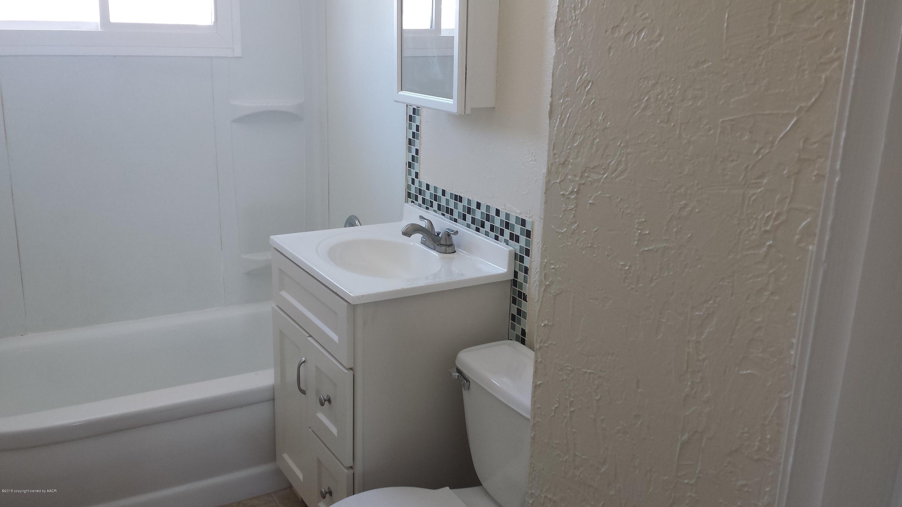 4404 South Hughes Street Amarillo, TX 79110 - Photo 10 of 15 Bathroom
