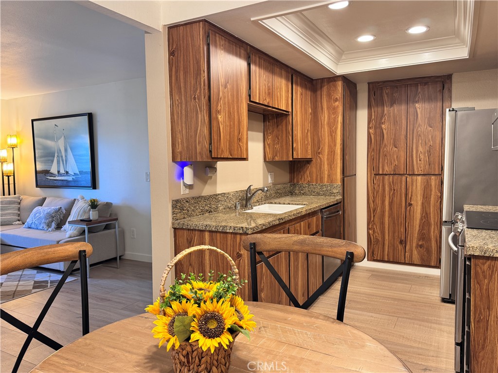 25611 Quail Run, Unit 61 Dana Point, CA 92629 - Photo 20 of 29 a very nice looking kitchen with a large window