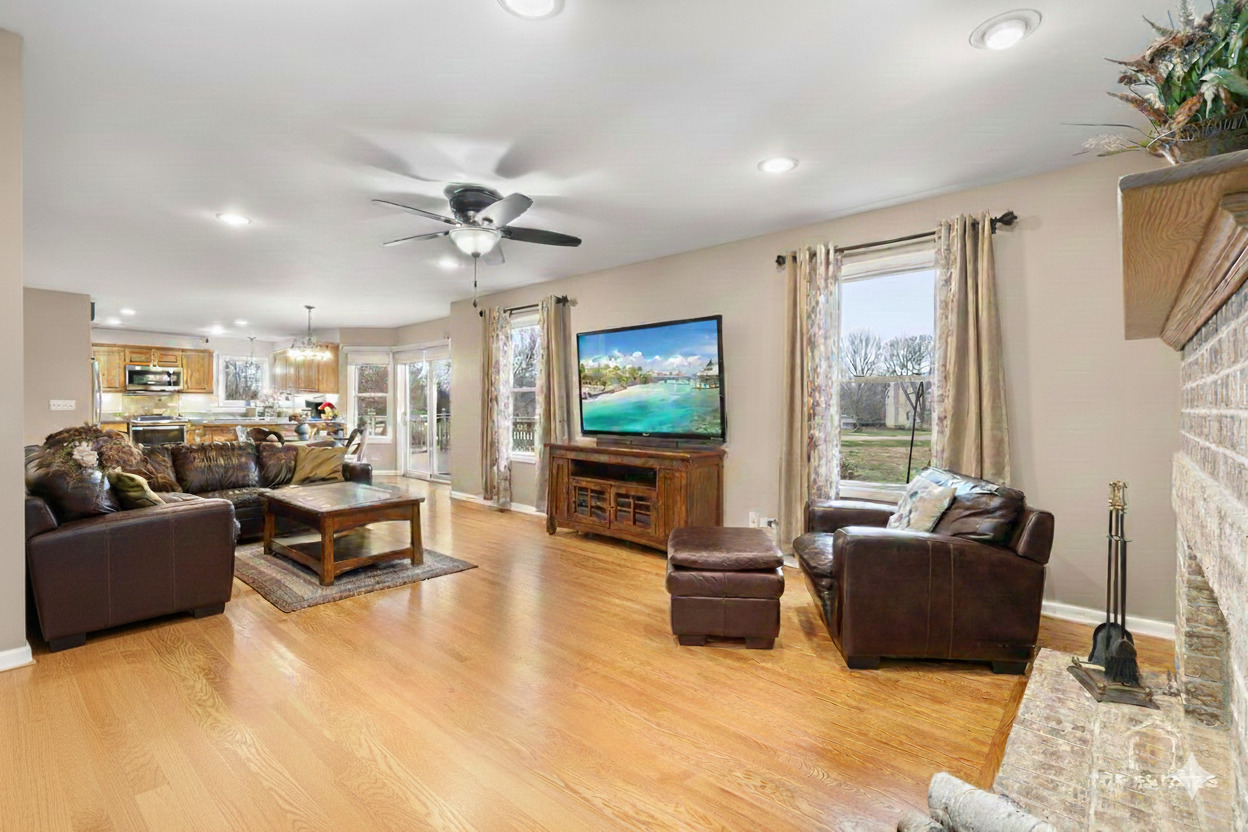 2303 Fox Bluff Lane Spring Grove, IL 60081 - Photo 18 of 39 a living room with furniture and a flat screen tv