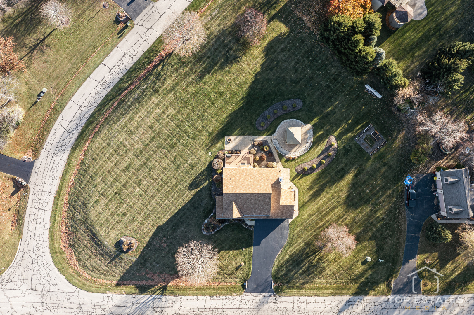 2303 Fox Bluff Lane Spring Grove, IL 60081 - Photo 33 of 39 an aerial view of a house