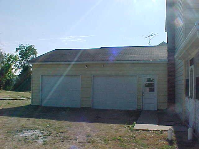 2731 West Florence Road Freeport, IL 61032 - Photo 3 of 6 a front view of a house