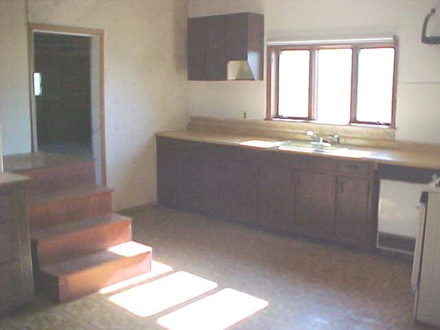 2731 West Florence Road Freeport, IL 61032 - Photo 5 of 6 an empty room with windows
