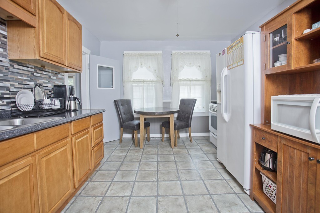 365 Nottingham Street Springfield, MA 01104 - Photo 8 of 25