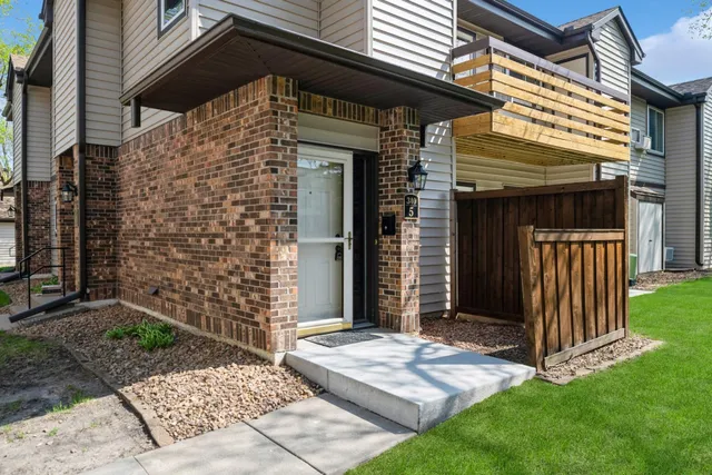 $180,000 | 340 Ford Road, Unit 5, St. Louis Park, MN 55426