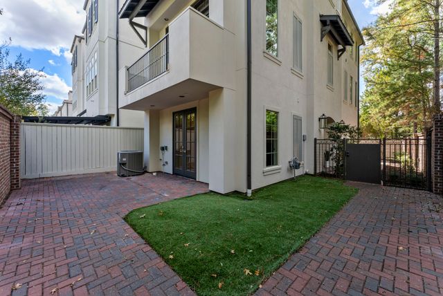 $950,000 | 130 Gateway Park Place, The Woodlands, TX 77380