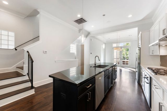 $950,000 | 130 Gateway Park Place, The Woodlands, TX 77380