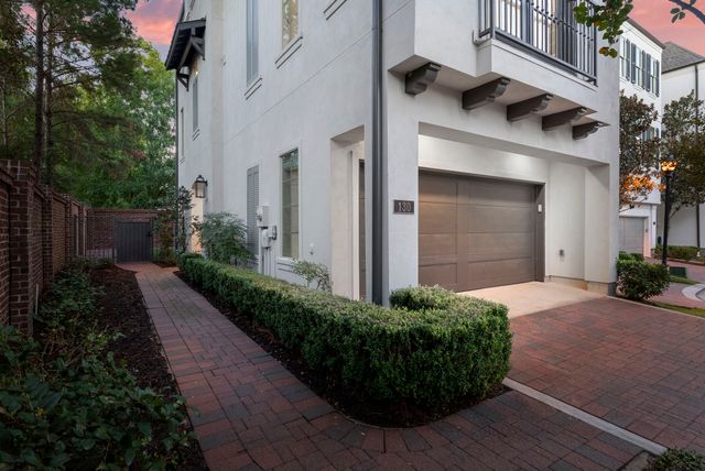 $950,000 | 130 Gateway Park Place, The Woodlands, TX 77380