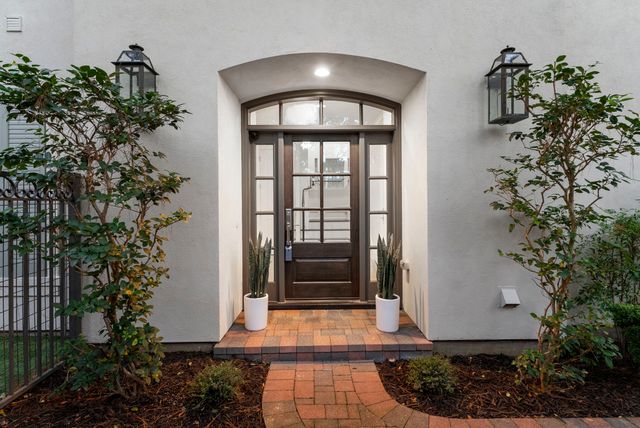 $950,000 | 130 Gateway Park Place, The Woodlands, TX 77380