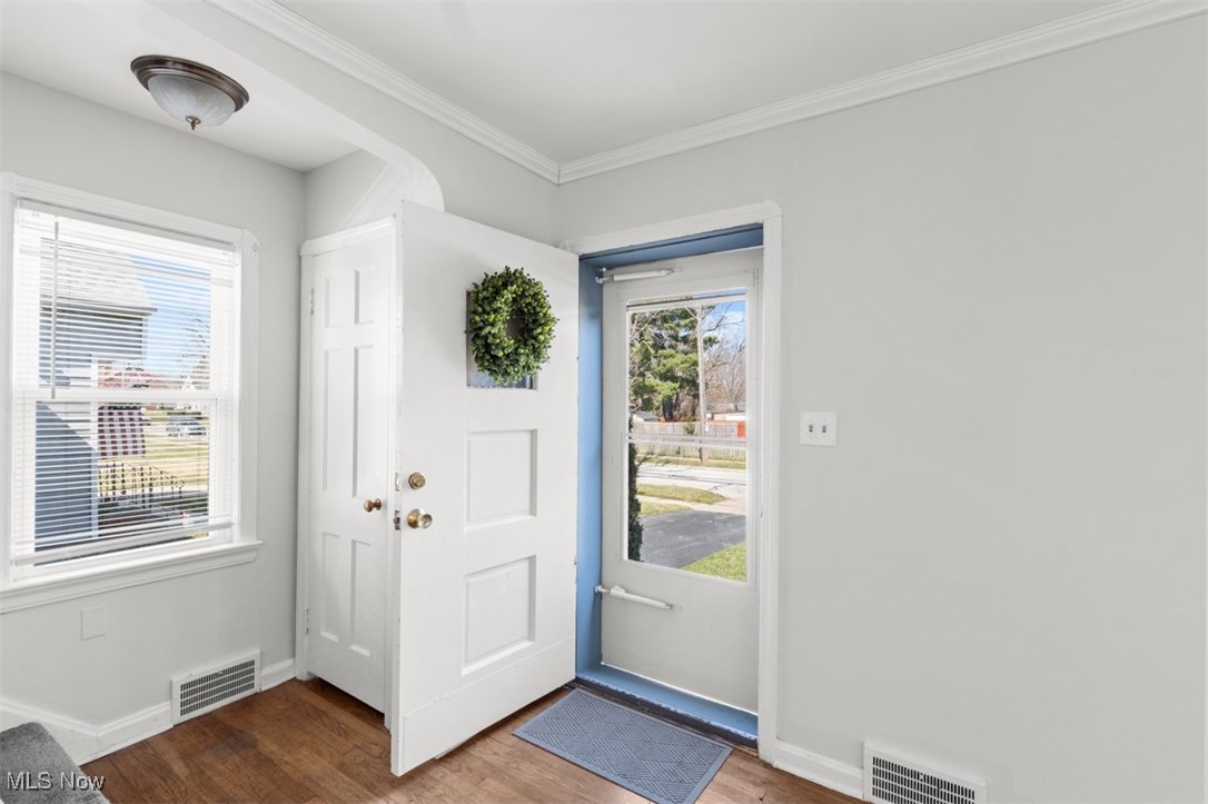 4174 Ardmore Road Cleveland, OH 44121 - Photo 3 of 33