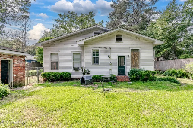 $215,000 | 1110 Jackson Avenue, Yazoo City, MS 39194